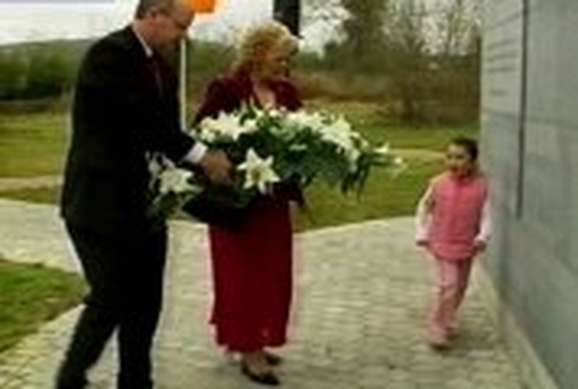 Manorhamilton, Co Leitrim - Wreath laid at new tomb Manorhamilton, Co Leitrim - Wreath laid at new tomb