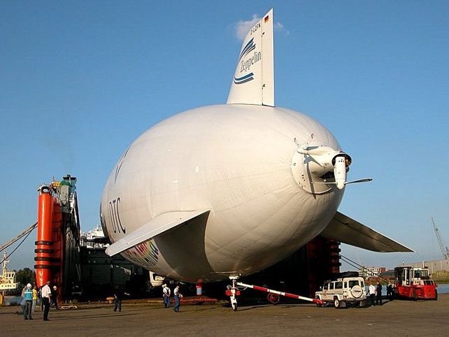 De Beers Zeppelin - This diamond-hunting airship - was damaged by heavy winds - Photo: Bennie Bos De Beers Zeppelin - This diamond-hunting airship - was damaged by heavy winds - Photo: Bennie Bos