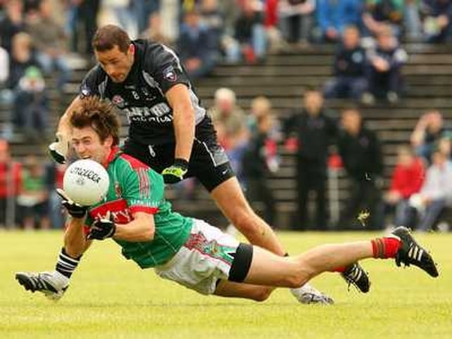 Mayo's Ronan McGarrity beats Sligo's Eamonn O'Hara to the ball