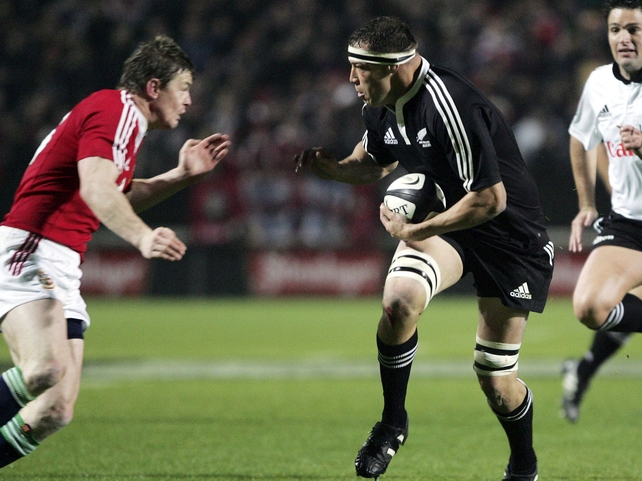 Jonno Gibbes in action against Brian O'Driscoll in 2005