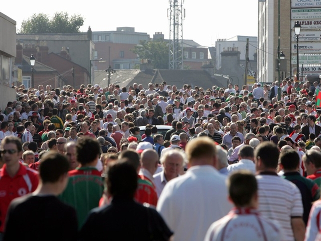 The crowds and tensions increase on Jones' Road before throw-in