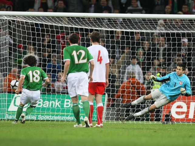 Substitute Stephen Hunt sends Lukasz Fabianski the wrong way with his penalty