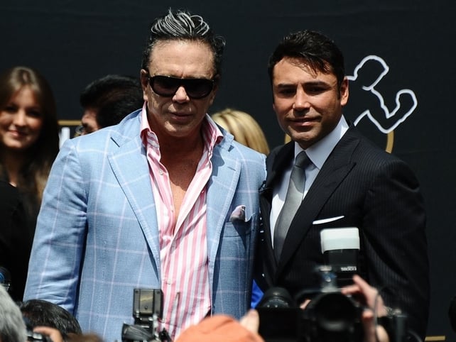 Oscar de La Hoya (r) poses with Mickey Rourke after announcing his retirement in Los Angeles