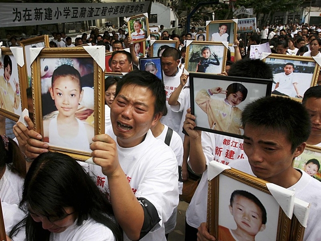 Sichuan - Relatives mourn for the students killed in quake Sichuan - Relatives mourn for the students killed in quake