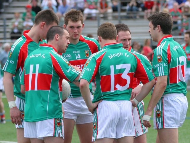 Mayo players gather before throw-in
