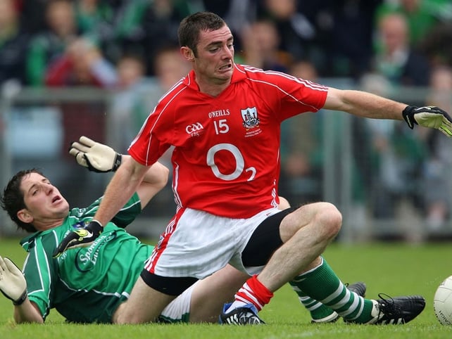 Cork's Donncha O'Connor gets away from Padraig Browne of Limerick