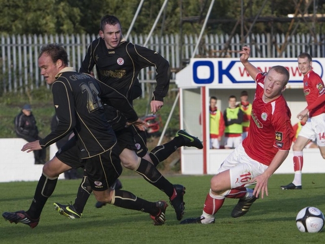 Sligo's Martin Camano and Ger Rafter try to keep Scannell in check - © Michael Melly