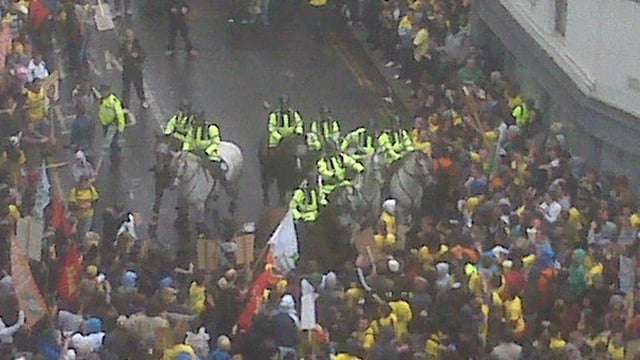 Merrion Row - Students and gardaí clash (Credit: @donnchadholeary via Twitter) 