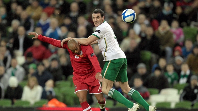 John O'Shea and Robert Earnshaw battle for possession at the Aviva Stadium