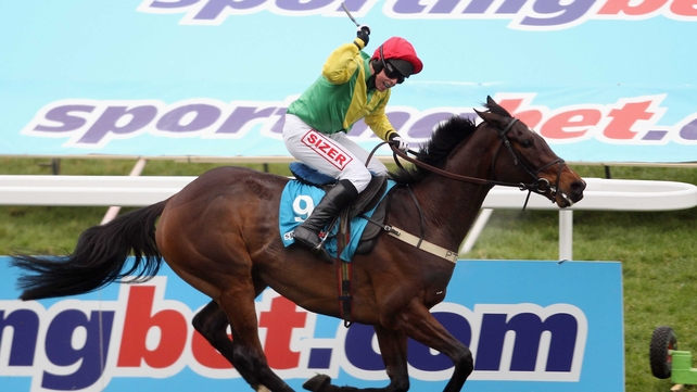 Andrew Lynch and Sizing Europe stride away with the 2011 Champion Chase at The Festival