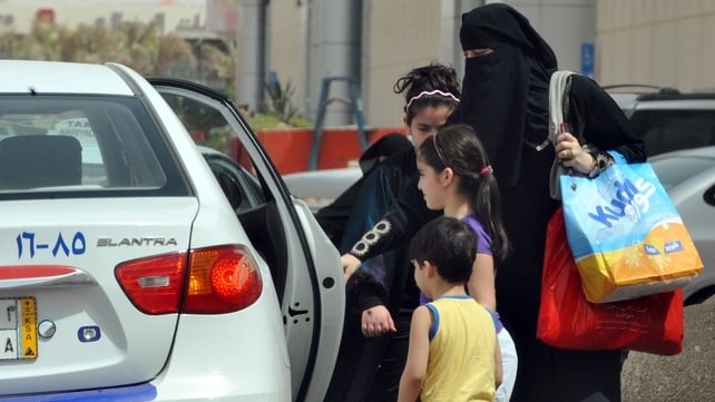 Saudi Arabia - Woman gets into a taxi Saudi Arabia - Woman gets into a taxi