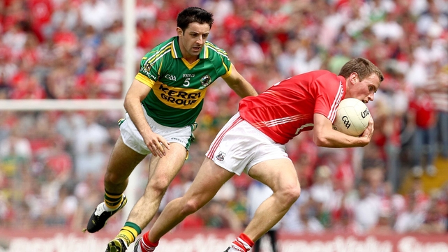 Aidan O'Mahony of Kerry hunts down Cork's Patrick Kelly