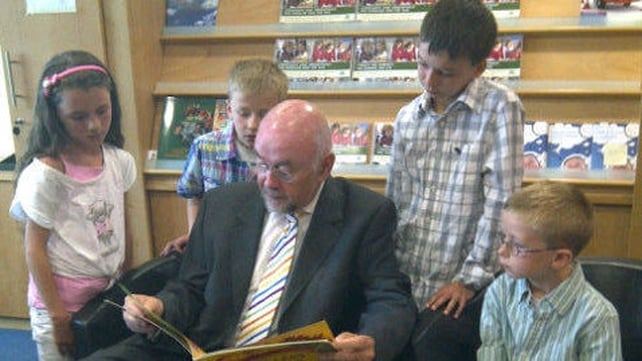 Literacy - Ruairi Quinn reads to children at this morning's launch Literacy - Ruairi Quinn reads to children at this morning's launch