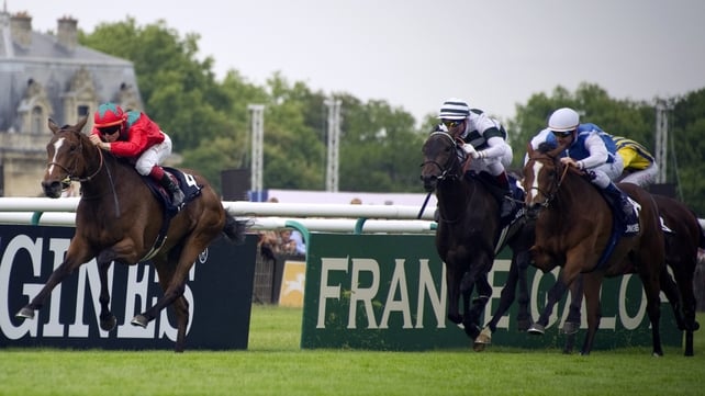Last season's French 1000 Guineas and Oaks winner Golden Lilac (l) denied Cirrus Des Aigles in the Prix d'Ispahan