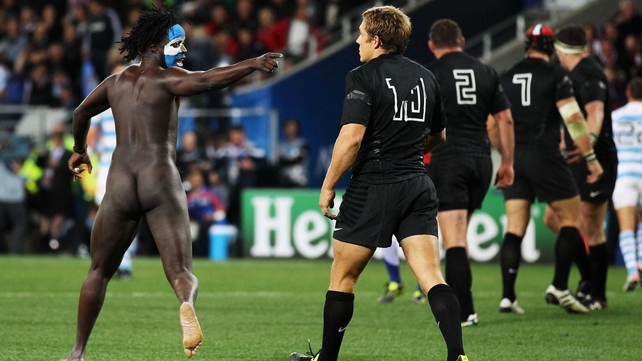 A helpful local tells Jonny Wilkinson that he is in breach of RWC laws as his number is not clearly visible