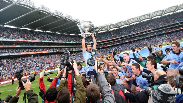 Bryan Cullen lifts the Sam Maguire in 2011