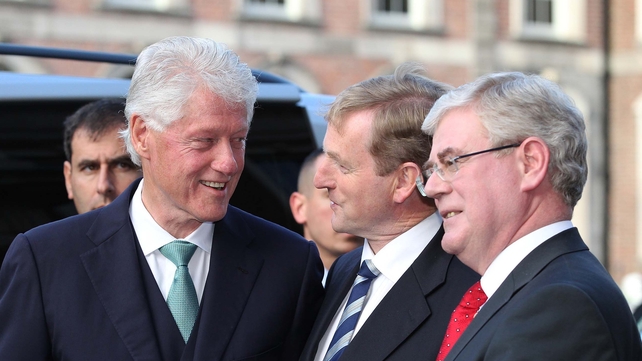 Bill Clinton greeted by the Taoiseach and the Tánaiste Bill Clinton greeted by the Taoiseach and the Tánaiste