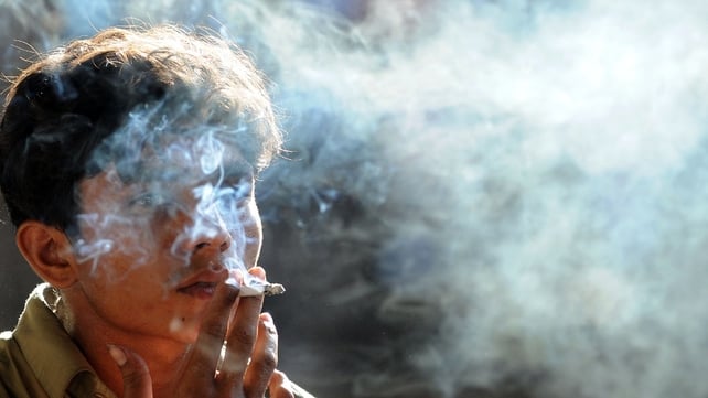 Smoking kills around 15,000 Australians a year Smoking kills around 15,000 Australians a year