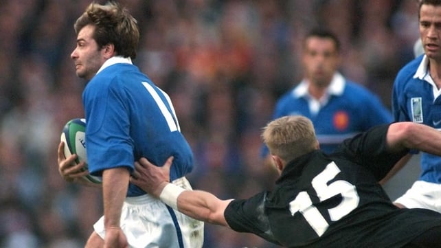 New Zealand v France at RWC 1999 - Christophe Dominici races past Jeff Wilson