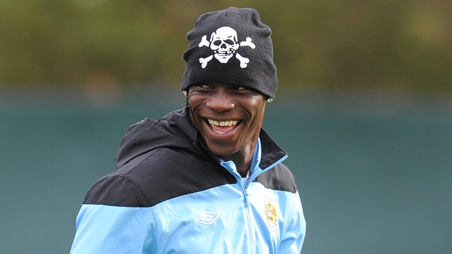 Mario Balotelli believes Man City fans should get behind Carlos Tevez