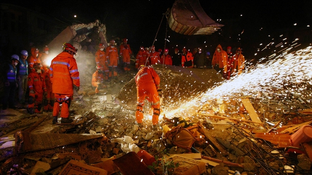 Members of the Turkish army try to reach people trapped under the rubble of a collapsed building Members of the Turkish army try to reach people trapped under the rubble of a collapsed building
