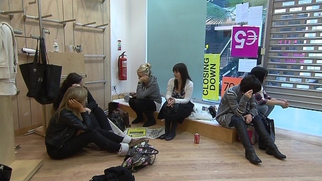 La Senza workers stage sit-in La Senza workers stage sit-in