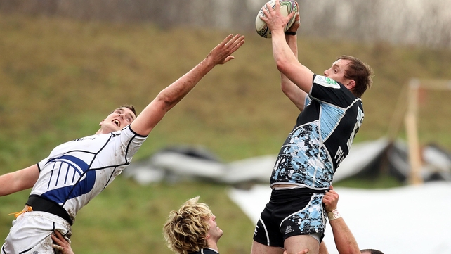 Leinster's Devin Toner can't prevent Alastair Kellock from claiming the lineout