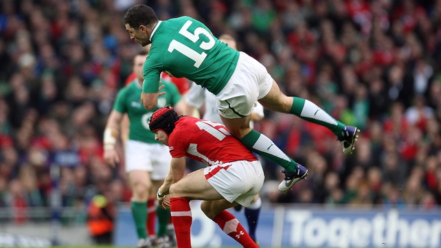 Rob Kearney claims a high ball