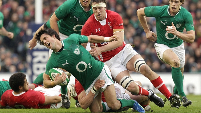 Wales captain Ryan Jones may be ruled out of the upcoming clash with Ireland after dislocating his thumb