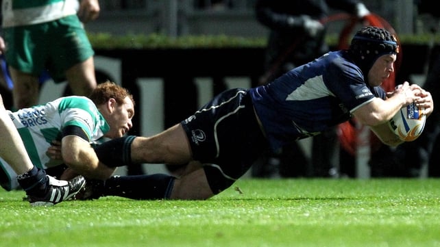 Richardt Strauss goes over for Leinster