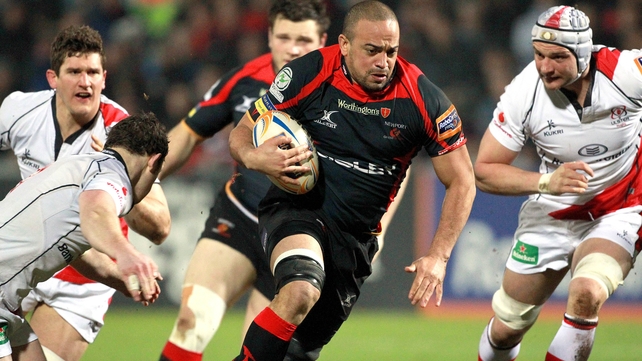 Gavin Thomas stretches the Ulster defence
