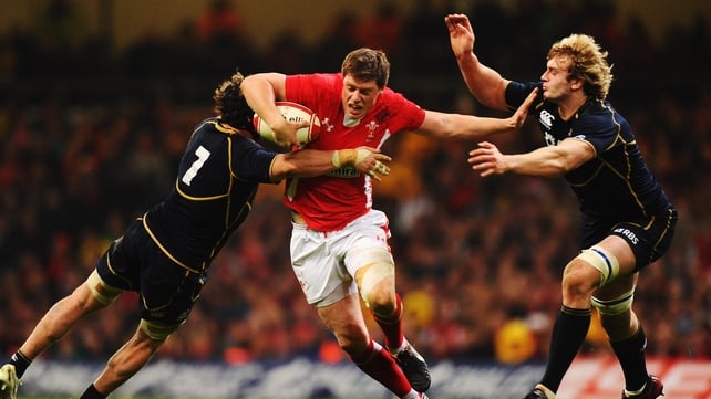 Rhys Priestland holds off Scotland's Ross Rennie and Richie Gray