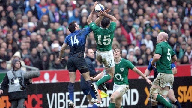 Rob Kearney catches a high ball against France