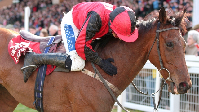 Andrew Thornton and Líon Na Bearnaí after their Ladbrokes Irish Grand National success