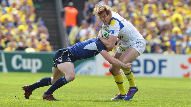 Brian O'Driscoll gets to grips with Aurélien Rougerie