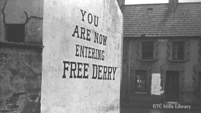 Slogan on the gable end of a house in Derry, "You are now entering Free Derry".
© RTÉ Stills Library 0119/042 Slogan on the gable end of a house in Derry, "You are now entering Free Derry".
© RTÉ Stills Library 0119/042