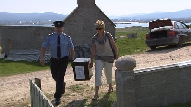The ballot box is delivered to Gola island The ballot box is delivered to Gola island