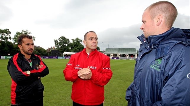 Captains Karim Sadiq (l) and William Porterfield (r) with umpire Richard Smith