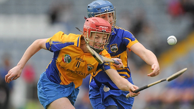 Deirdre Murphy of Clare bursts past Tipperary's Julie Kirwan