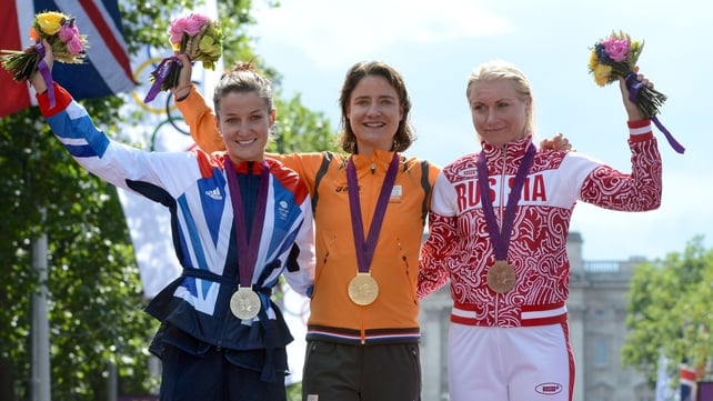 Winner Marianne Vos (c) with silver medallist Lizzie Armitstead (l) and bronze medal winner Olga Zabelinskaya