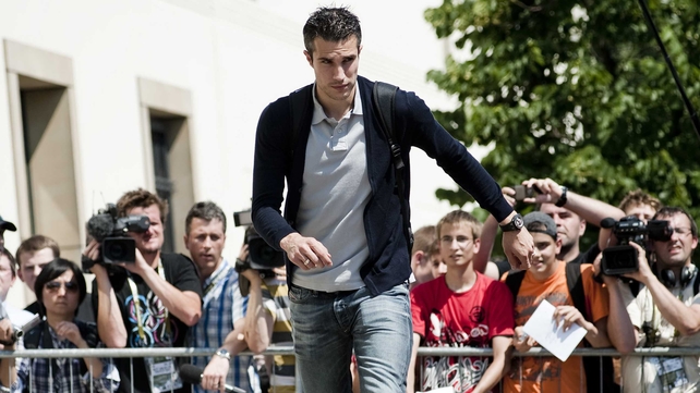 City boss Roberto Mancini does not expect Robin van Persie to sign for the league champions