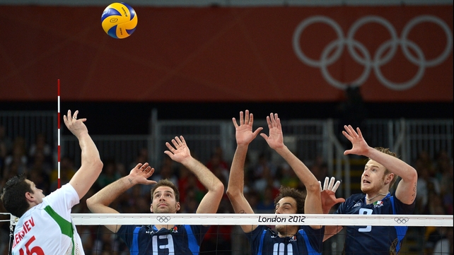 Bulgaria's Todor Aleksiev (l) spikes towards Dragan Travica, Alessandro Fei and Ivan Zaytsev (r) of Italy
