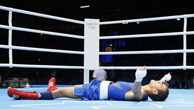 Robeisy Ramirez Carrazana celebrates victory over Tugstsogt Nyambayar