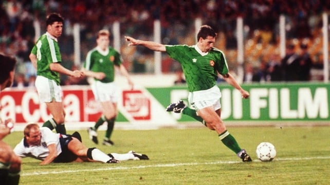 Kevin Sheedy scores the equaliser against England during Italia 90