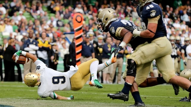 Robby Toma scoring a touchdown for Notre Dame