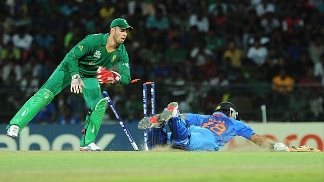 South African wicketkeeper AB de Villiers (l) runs out India's Suresh Raina