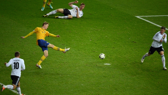 Sweden midfielder Rasmus Elm scores the equaliser to make it 4-4 last night