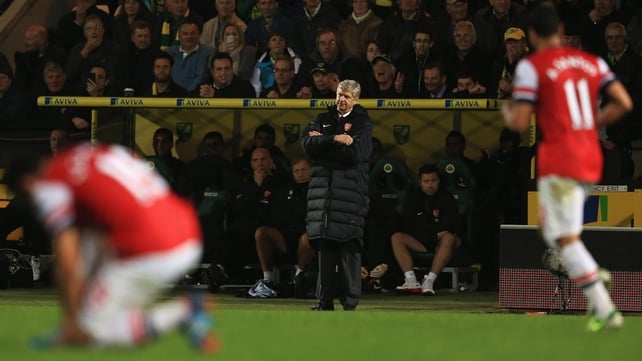 Arsene Wenger cannot tell what is going wrong during a game according to former Arsenal midfielder Stewart Robson