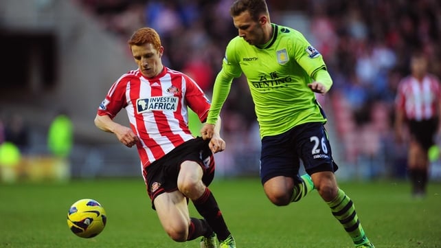 Sunderland player Jack Colback (L) tussles for the ball with Andy Weimann