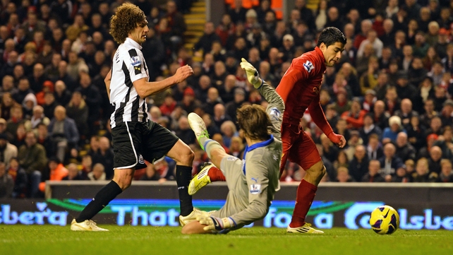 Luis Suarez goes past Fabricio Coloccini and Tim Krul to score Liverpool's equaliser yesterday